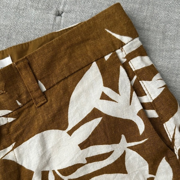 Old Navy Brown and White Bermuda Shorts with Tropical Print - Picture 5 of 13